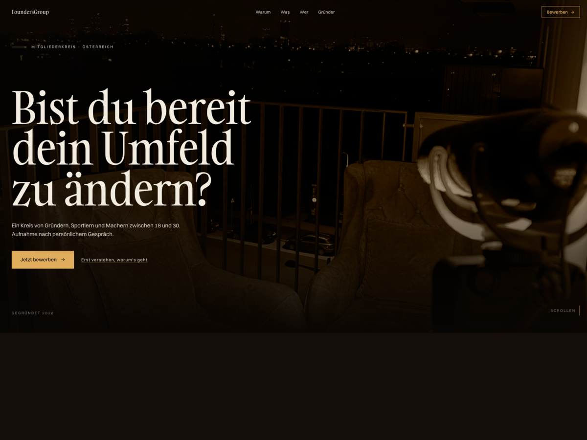 foundersgroup.at Startseite — zwei Samtsessel auf einem Wiener Balkon bei Nacht mit der Headline „Bist du bereit dein Umfeld zu ändern?"